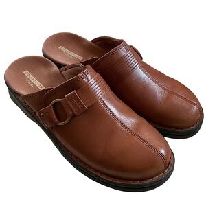 Clarks Patty Lorene brown leather slip-on clog buckle strap mules women’s size 8